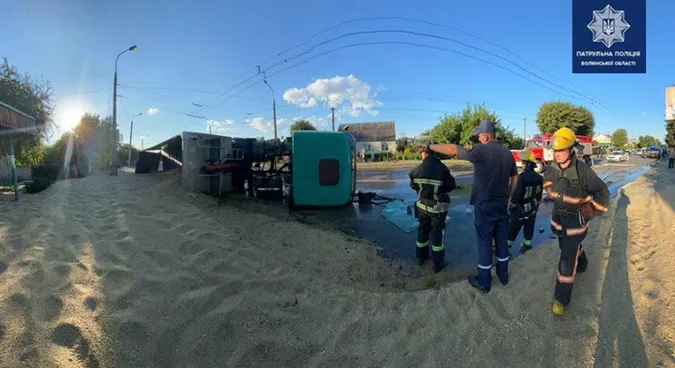 Перекинута вантажівка в Луцьку: що насправді сталося