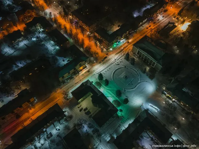 Як виглядає засніжене волинське місто з висоти вночі (фото)