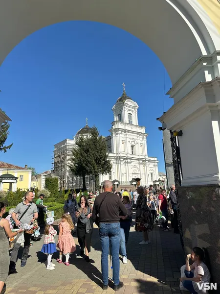 Черга – велика: у центрі Луцька люди прийшли святити Паски (фото)