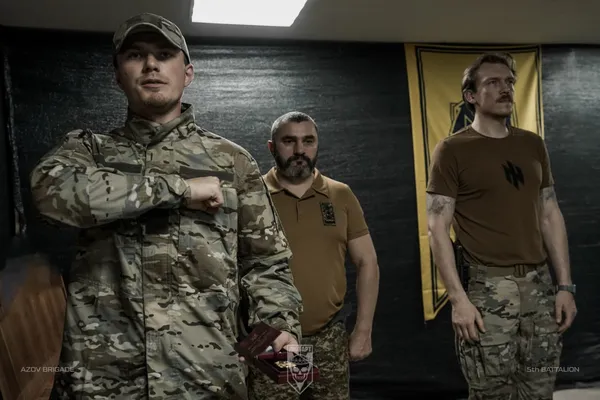 «За відвагу в службі» та «За доблесну службу»: бійцям АЗОВу вручили почесні нагороди (фото)