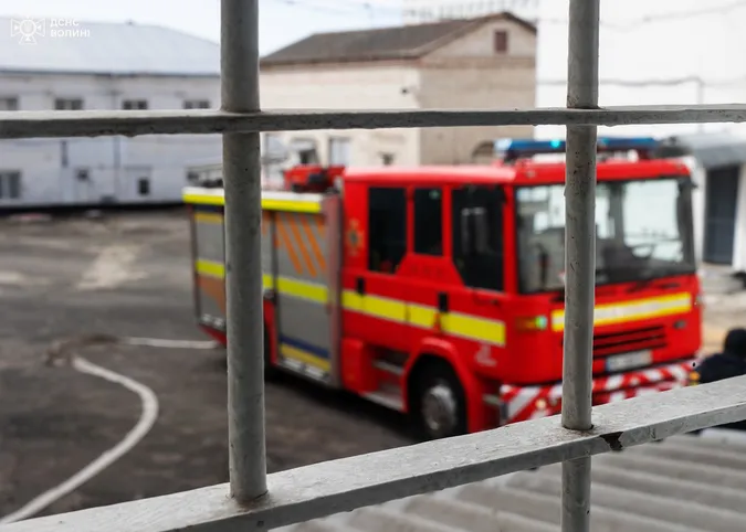 Спецтехніка та рятувальники у Луцькому СІЗО: що там сталося (фото)