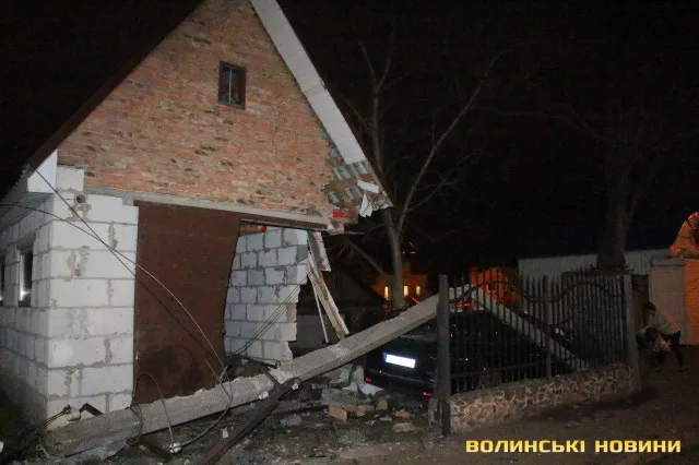 ДТП у Луцьку: водій протаранив гараж та стовп електроопори, а сам втік (фото)