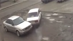 На Волині автівка протаранила припаркований легковик (відео)