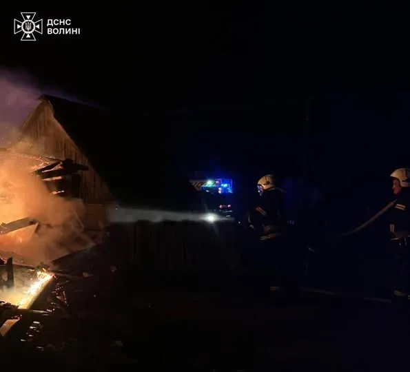 На Волині зайнялися дві пожежі: горіли цегляний будинок і дерев'яний хлів (фото)