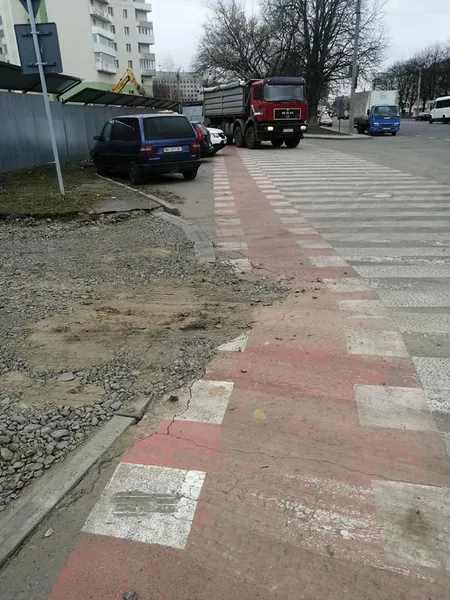 У Луцьку на Рівненській знищили велодоріжку (фотофакт)