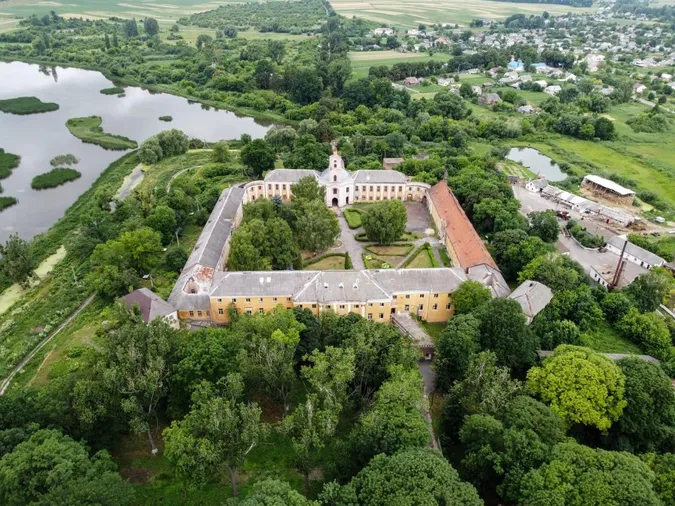 Старі мури, підземні ходи та привиди: які містичні таємниці приховує відомий замок на Волині (фото)