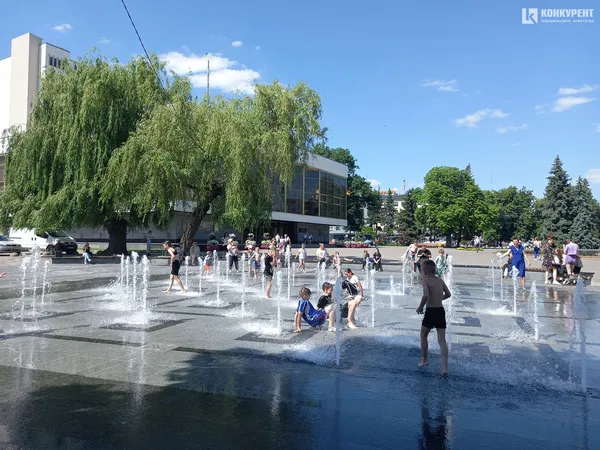 Сидіння навколо нового фонтану у Луцьку обписали вандали (фото)