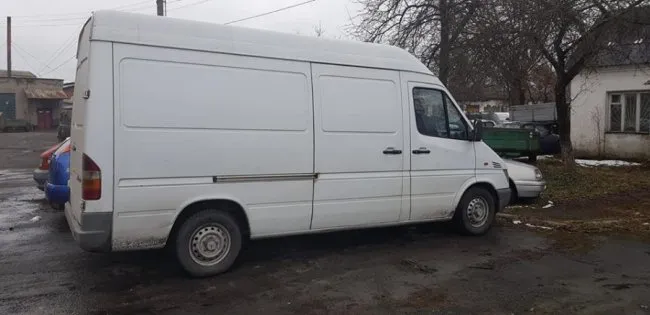 На Волині затримали бус з краденою деревиною