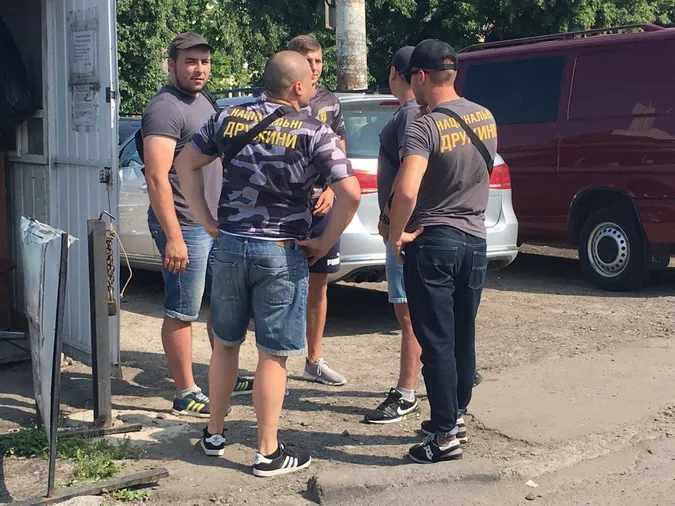 «Нацдружини» «штурмували» парковку біля Старого ринку у Луцьку (фото)