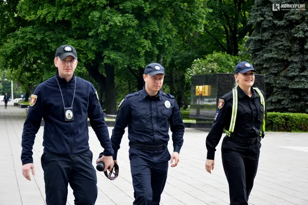 Зніми навушники: у Луцьку на переходах розмістили попереджувальні знаки (фото)