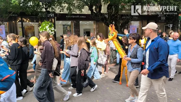 Лялька-велетень, гамір і сміх: в центрі Луцька – хода лялькарів (фото)