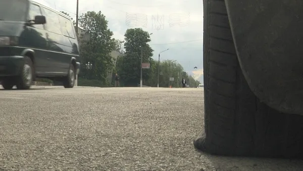 У Нововолинську вночі масово порізали шини автомобілів (фото)