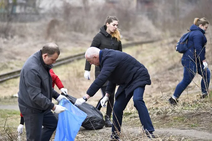 Як Олександр Савченко сміття в ботанічному саду збирав (фото)