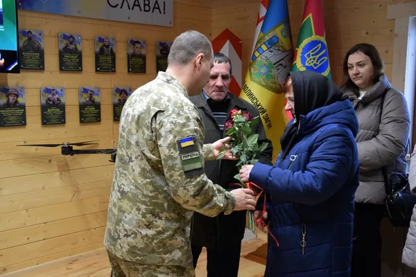 У Луцьку рідним загиблих прикордонників вручили їхні посмертні нагороди (фото)