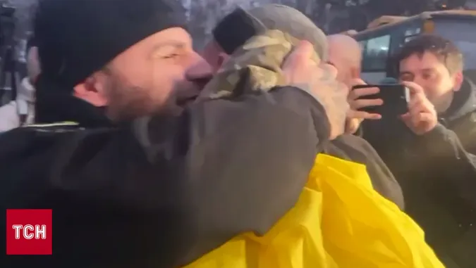 «Красава! Ти як там вижив, ти ж такий ніжний»: лучанин дочекався свого побратима з полону (відео)