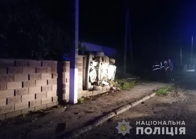 У Рожищі «пежо» на швидкості влетіло в паркан: водій загинув (фото)