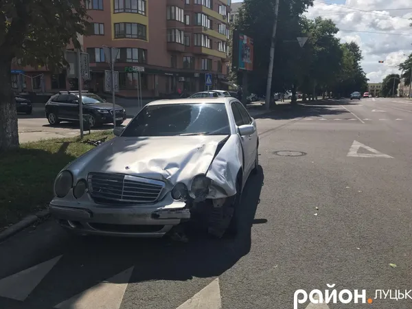 У Луцьку біля історичного факультету стоїть понівечений Mercedes (фото)