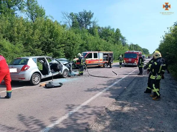 Одна – в кареті швидкої, інша – в лікарні: внаслідок ДТП біля Чарукова померли ще дві людини (фото, відео)