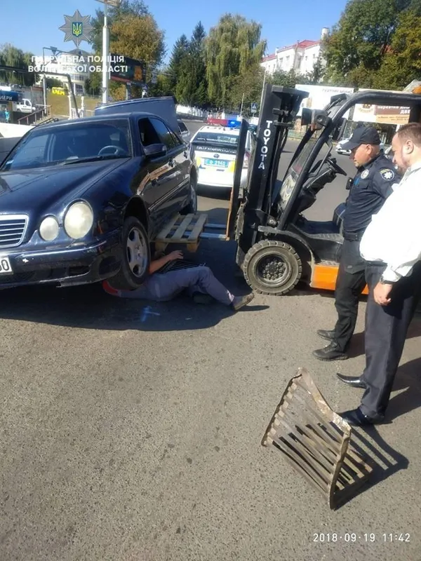 У Луцьку на дорозі  водовідливна решітка «зупинила» автомобіль (фото) 
