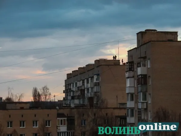 У Луцьку хлопці влаштували небезпечний «паркур» на даху багатоповерхівки (фото)