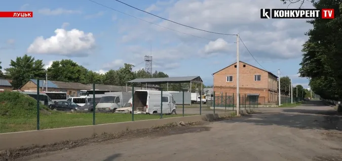 Замість двору – транзитна зона: у Луцьку вирішують долю провулка Дорожнього (відео)