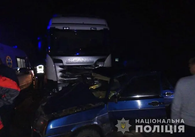 Купа брухту: на Волині – легковик влетів у вантажівку (фото)
