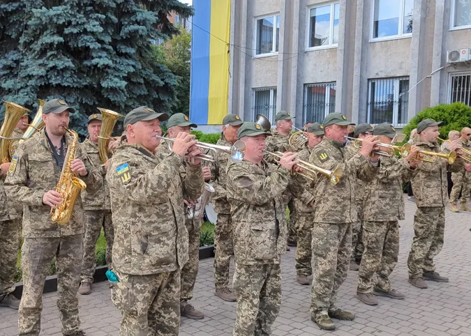 Майже рік вважався зниклим безвісти: Ковель навколішки попрощався з Героєм Віктором Дорощуком