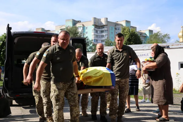 Весільний коровай на труні та згорьована родина: у Луцьку попрощалися з воїном Дмитром Павловичем (фото)