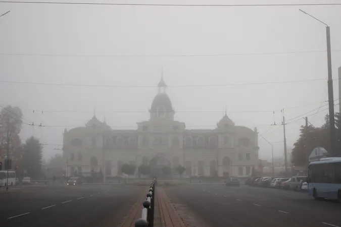 Тривожний туманний ранок у Луцьку (фото)