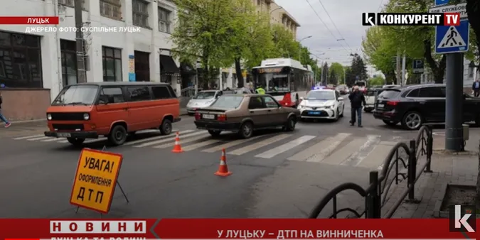 У центрі Луцька на «зебрі» збили жінку – її забрали в лікарню (відео)