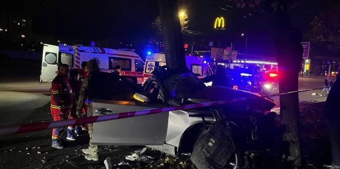 У Луцьку авто на великій швидкості влетіло в стовп (фото, відео)