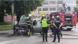 У Луцьку посеред дороги горів автомобіль – утворився величезний затор (відео)