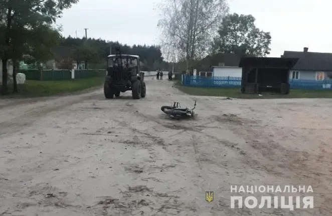 На Волині 13-річний хлопець на мотоциклі врізався у трактор (фото)