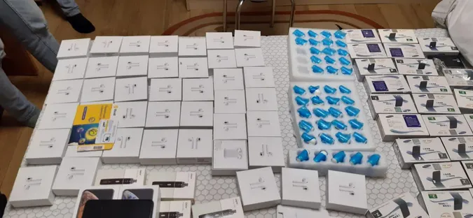 Кіберполіція викрила велику партію підробок техніки Apple: обшуки були й на Волині (ФОТО, ВІДЕО)