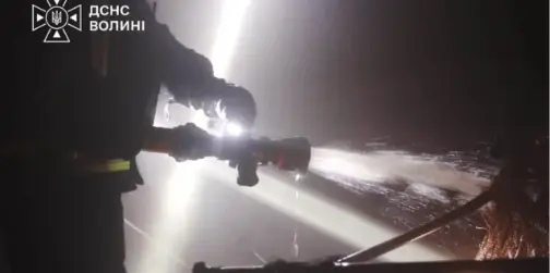 У Луцькому районі після російської атаки спалахнула пожежа на приватному підприємстві (фото)