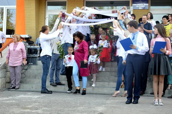 Як у луцькій школі № 1 зустріли першокласників (фото)