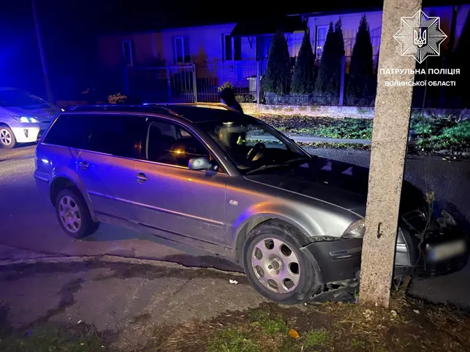 У Луцьку п'яний підліток за кермом протаранив авто і електроопору (фото)