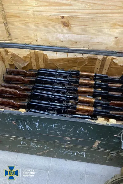 У Києві добробат незаконно створив арсенал: вилучили 60 автоматів (фото)