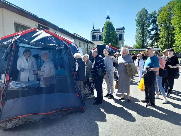 Безплатна вакцинація та обстеження: на залізничному вокзалі в Луцьку – «Територія здоров’я» (фото)