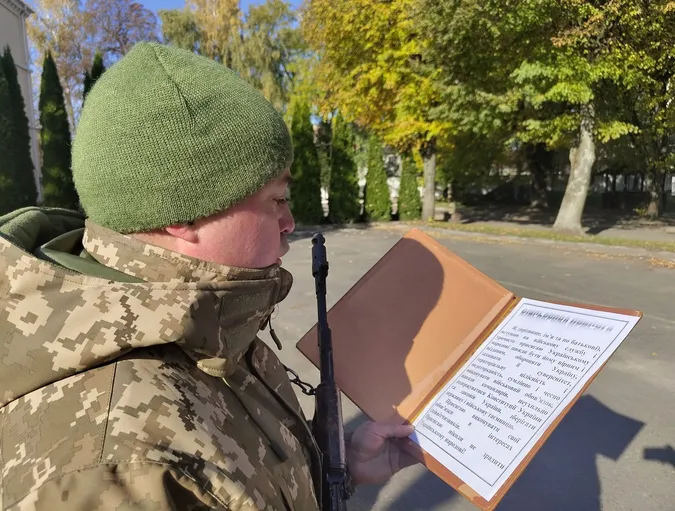 І контрактники, і мобілізовані: у Луцьку прикордонники склали присягу (фото)