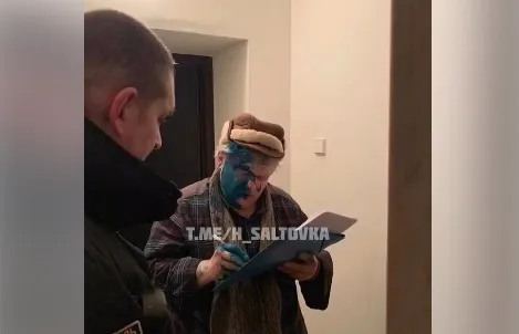 У Харкові сусіди облили чоловіка зеленкою, бо він вигнав кота на мороз (відео)