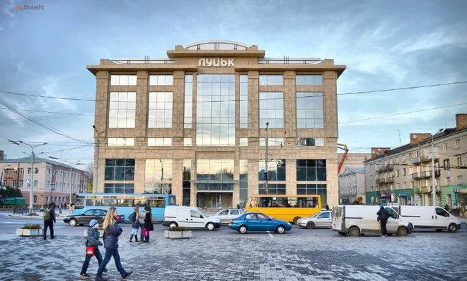 У Луцьку їздять маршрутки і ремонтуються дороги: місто готується до весни