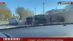 Аварія на залізничному переїзді в Луцьку – на Карпенка-Карого утворився затор (відео)