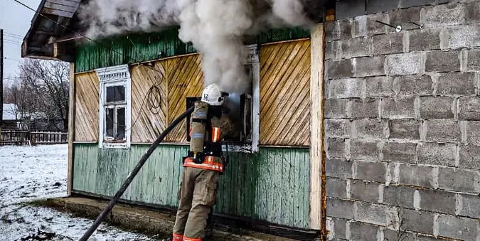 На Волині у спальній кімнаті житлового будинку виникла пожежа (фото)