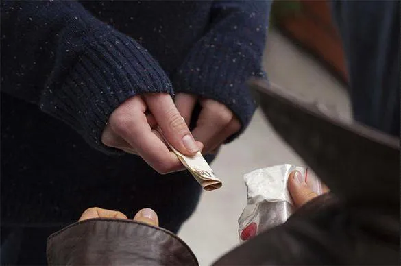 Продавали наркотики: троє волинян підуть під суд