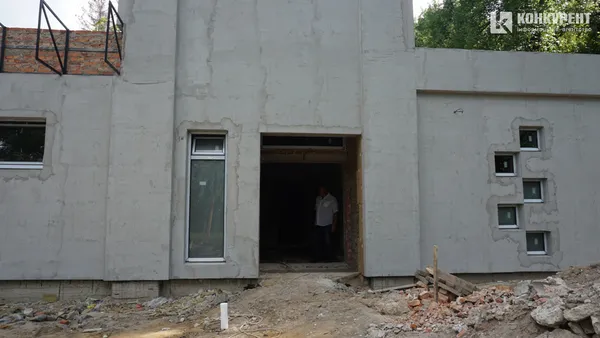 Буде готовий за місяць: як у Луцьку будують громадський туалет (фото)