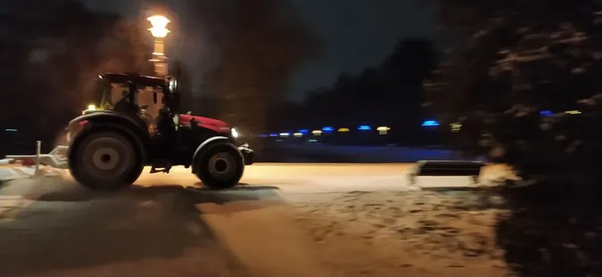 У Центральному парку Луцька чистять доріжки від снігу (фото)