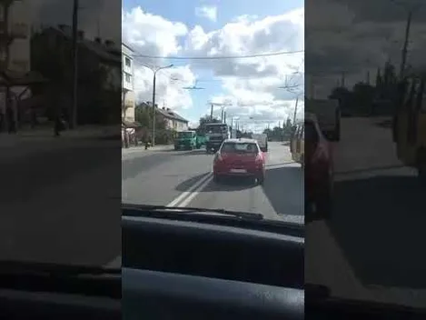 У Луцьку вантажівка влупилася в маршрутку (відео)