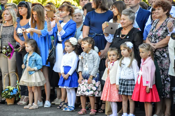 «Сонний» і «квітковий» перший дзвоник в луцьких школах (фото)