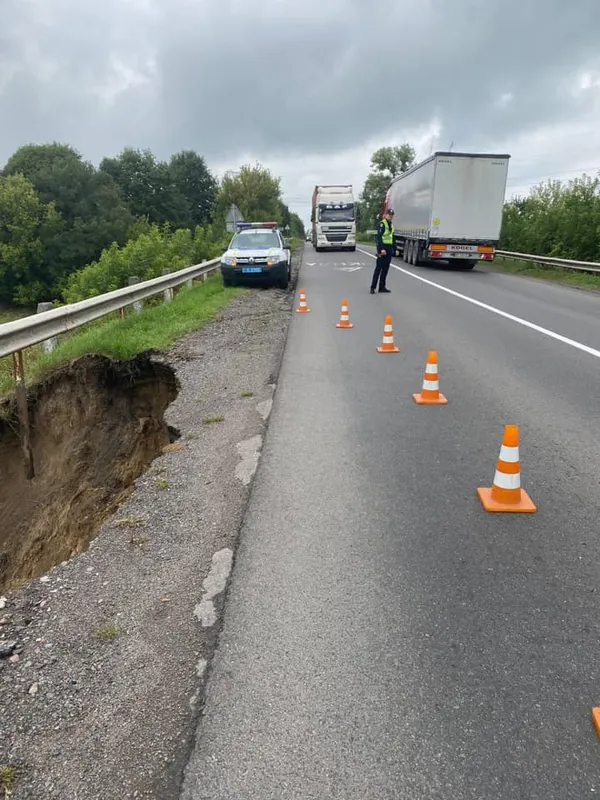 Потужна злива розмила узбіччя дороги Устилуг – Луцьк – Рівне (фото)
